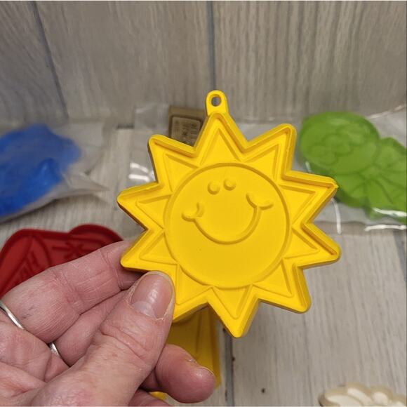 Vtg USA Made Hallmark Plastic Cookie Cutter Assortment Lot Of 15 Holiday Baking - Picture 9 of 14